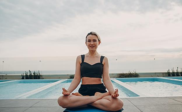 Mujer haciendo yoga. /