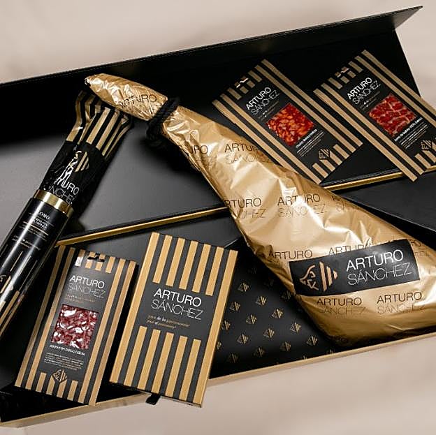 Uno de los baúles de embutidos de Arturo Sánchez. 