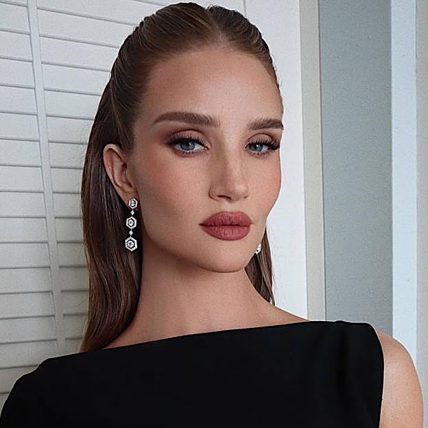 Rosie Huntington Whiteley con sombras de ojos difuminadas