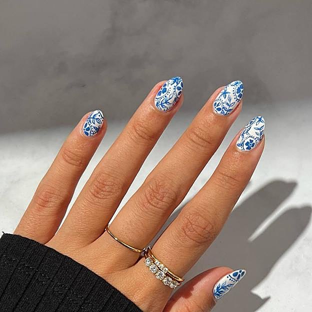 Uñas con dibujo estilo porcelana para 2024