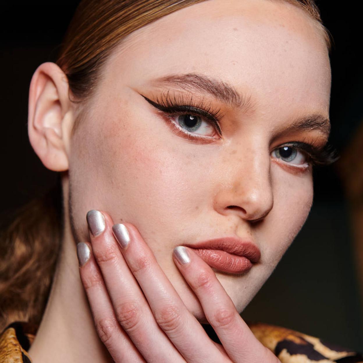 Modelo con uñas tendencia para 2024