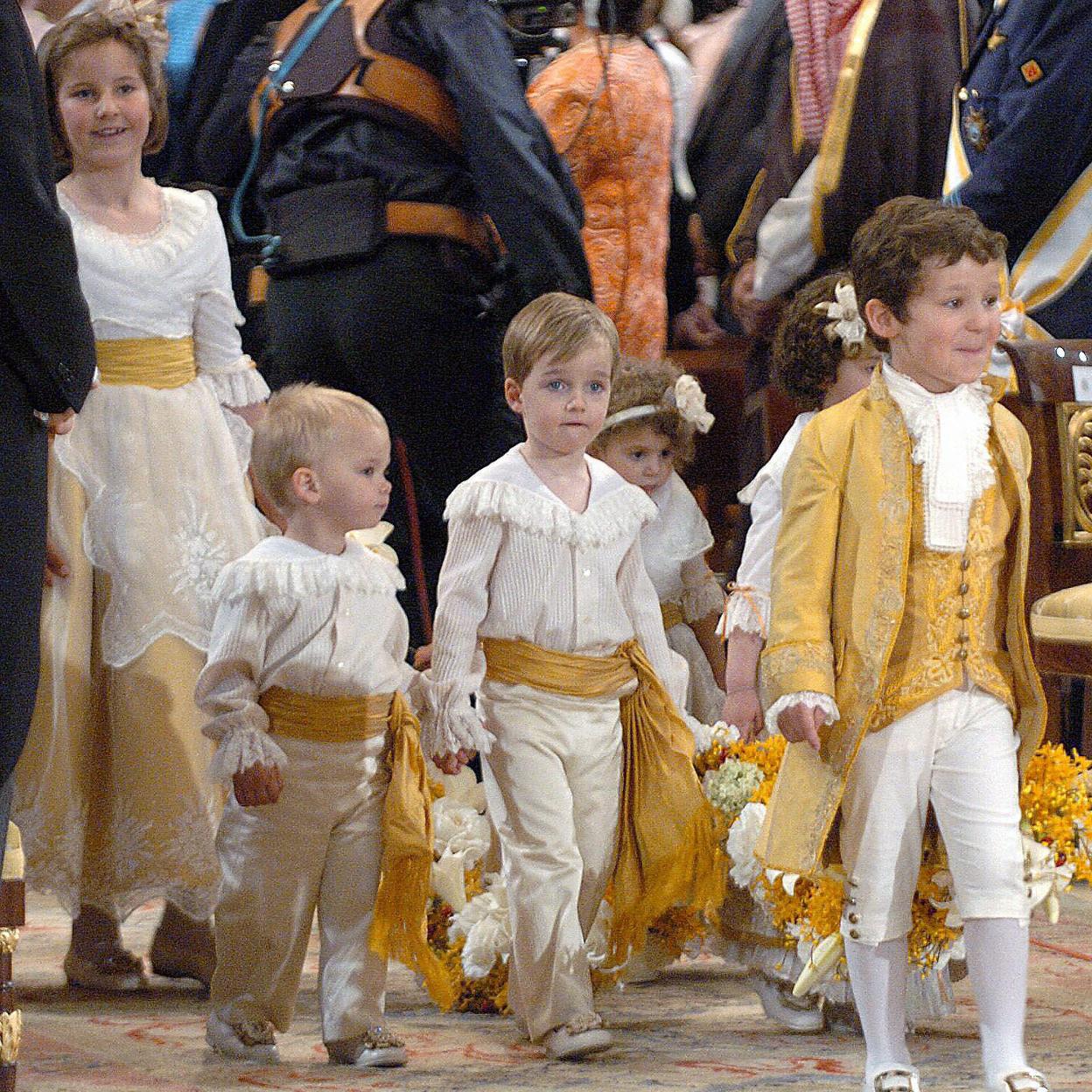 Un pequeño Froilán al frente de la comitiva de los pajes y damas de honor en la boda de los reyes Felipe y Letizia. A la izquierda de la imagen, Victoria López-Quesada. 