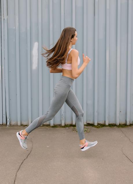 Imagen - Mujer corriendo/PEXELS