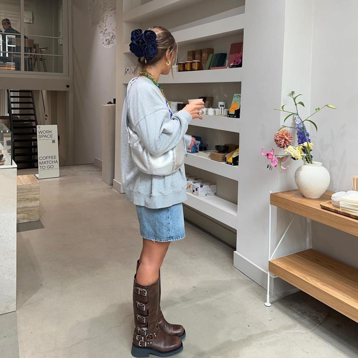 Una mujer luciendo las botas moteras de la temporada.