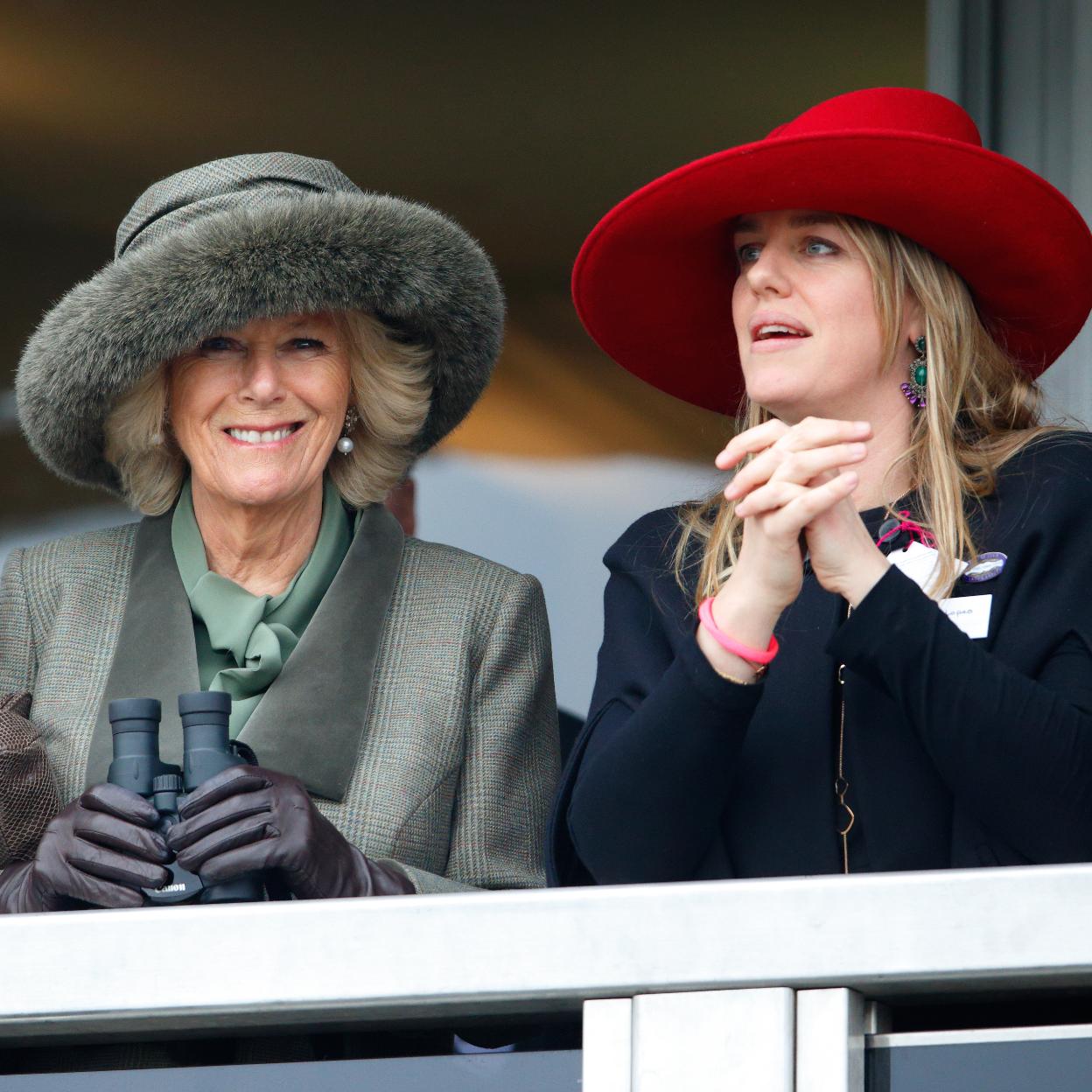 Camilla Parker Bowles, con su hija, en una foto retrospectiva. 