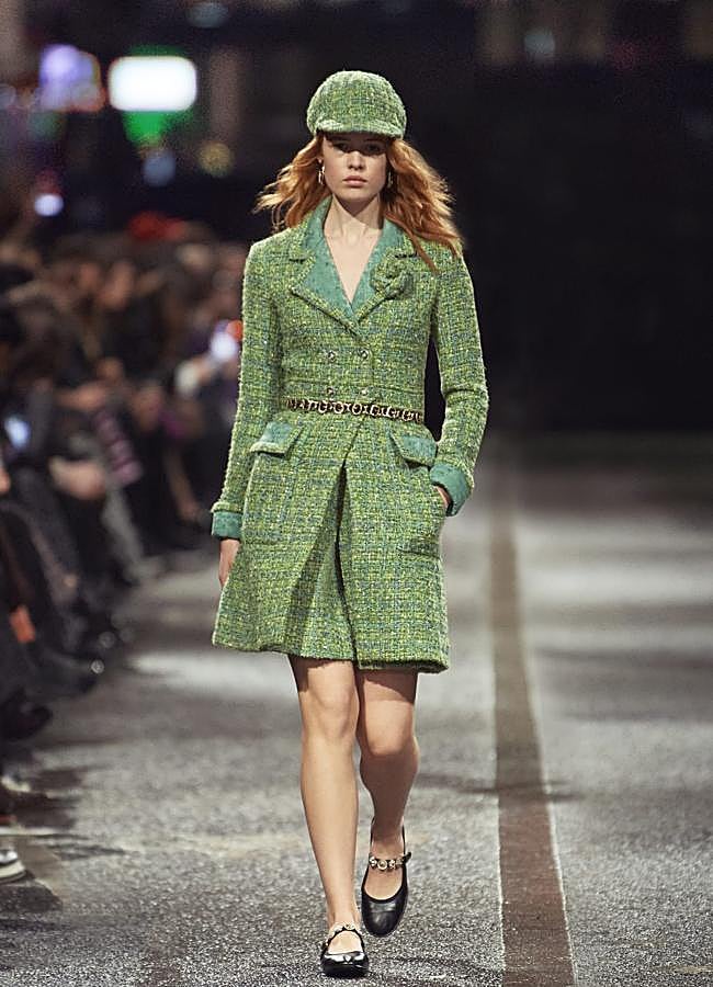 Imagen - Uno de los looks del desfile Métiers d'Art de Chanel celebrado en Manchester.