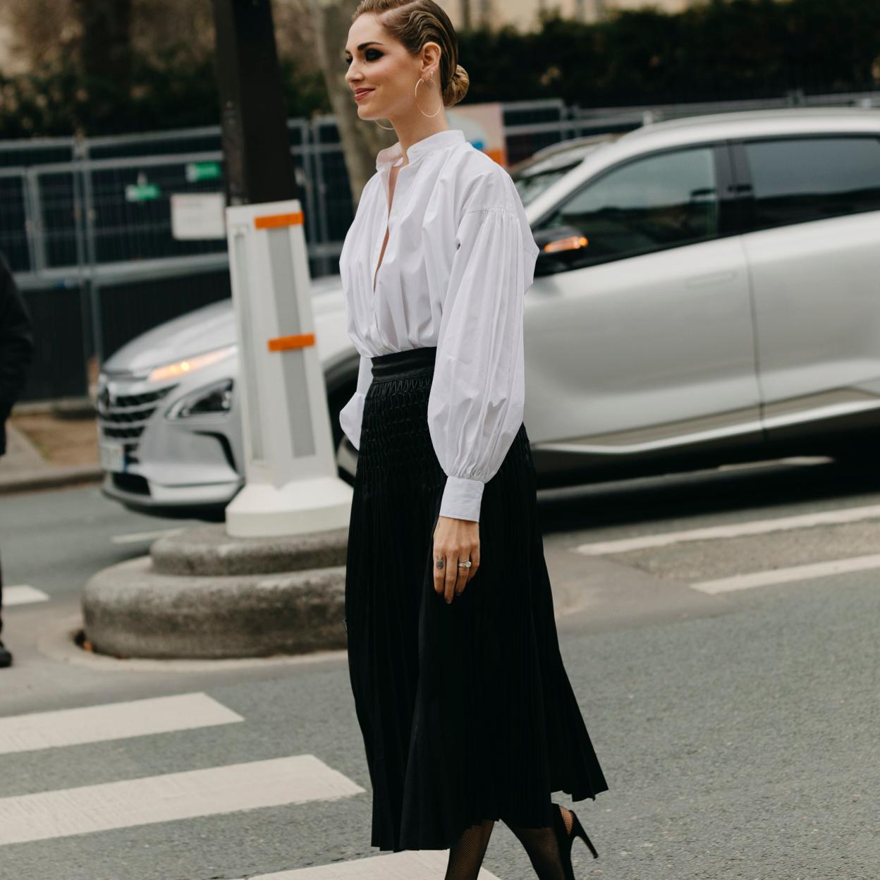 Chiara Ferragni con falda negra plisada.