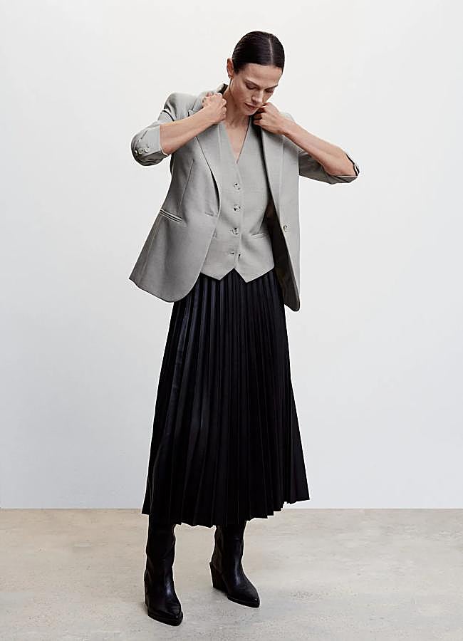 Imagen - Falda negra plisada efecto piel de Mango Outlet (27,99 euros). Foto: Mango Outlet. 