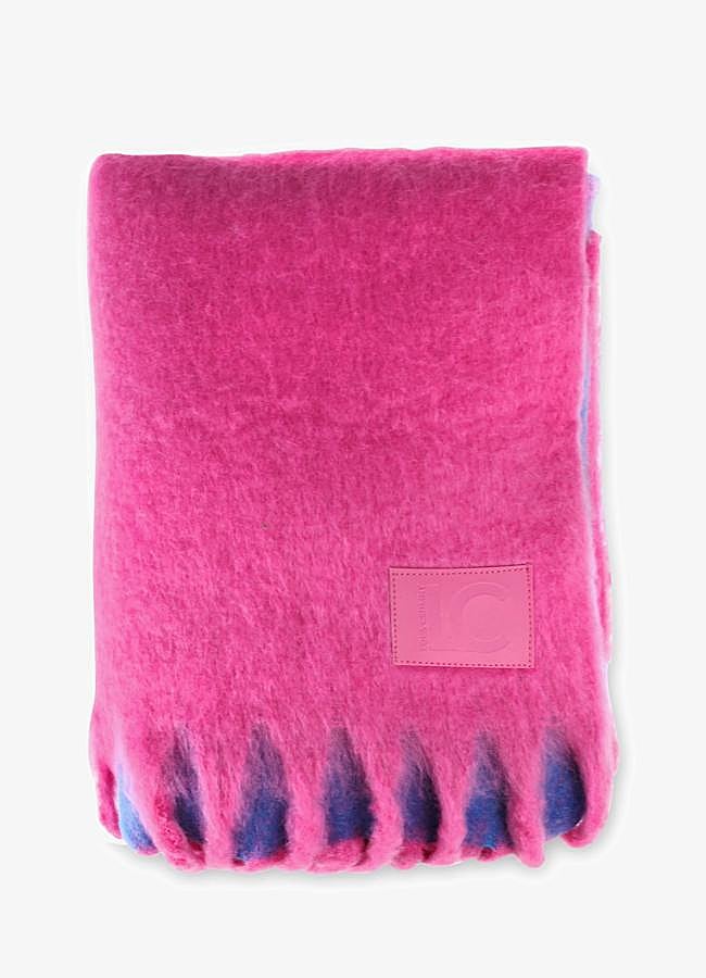 Imagen - Bufanda rosa y azul de Lola Casademunt, 49,95 euros.