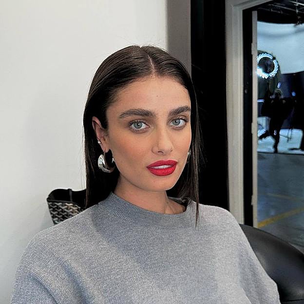 Taylor Hillo con tendencia en cejas fluffy