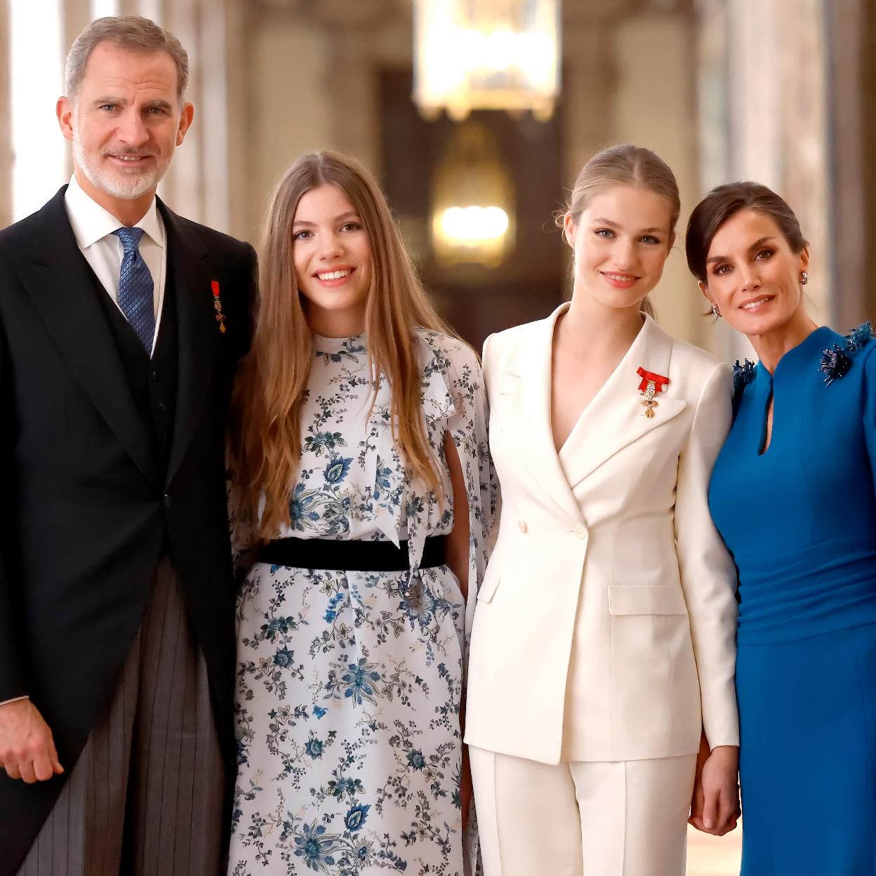 Los Reyes no posaban junto a sus hijas, Leonor y Sofía, desde 2021.