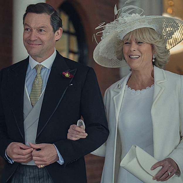Dominic West como el príncipe Charles y Olivia Williams como Camilla Parker-Bowles en una imagen de la sexta temporada de The Crown.