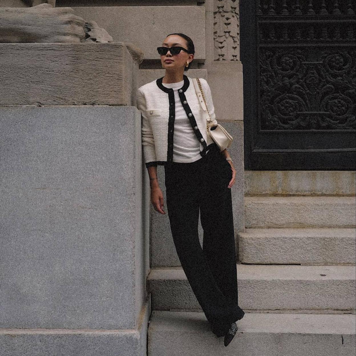 La influencer lleva una chaqueta de punto estilo lujo silencioso