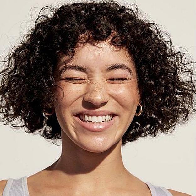 Corte de pelo rizado tipo bob francés