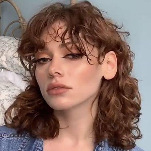 Influencer con corte de pelo rizado para mujer 2024 estilo mullet shag