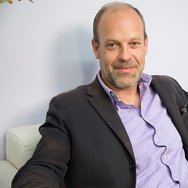 Imagen principal - Ignacio Sierra, director general corporativo de Tendam. Representantes de las cuatro fundaciones beneficiadas en Involucrados 2023 con sus cheques. Cristina Riera, directora de RSC de Tendam.