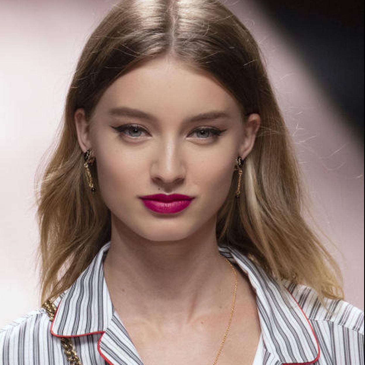 Modelo con labial color frambuesa