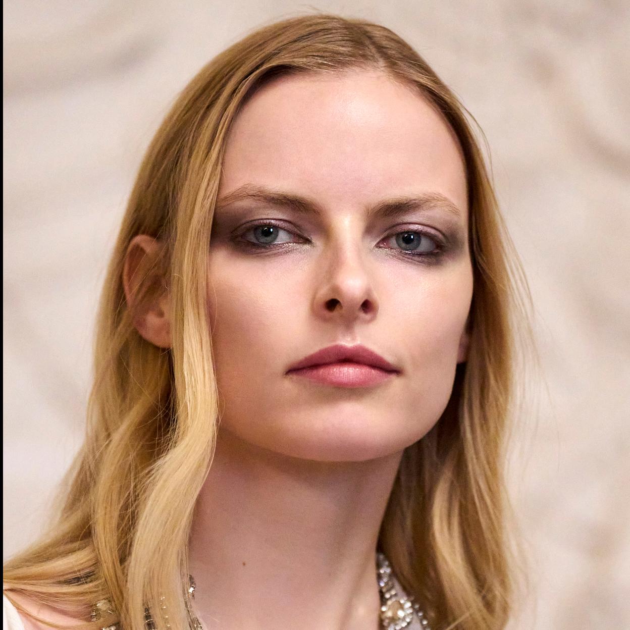 Peeling capilar: en qué consiste y cómo limpia el cuero cabelludo