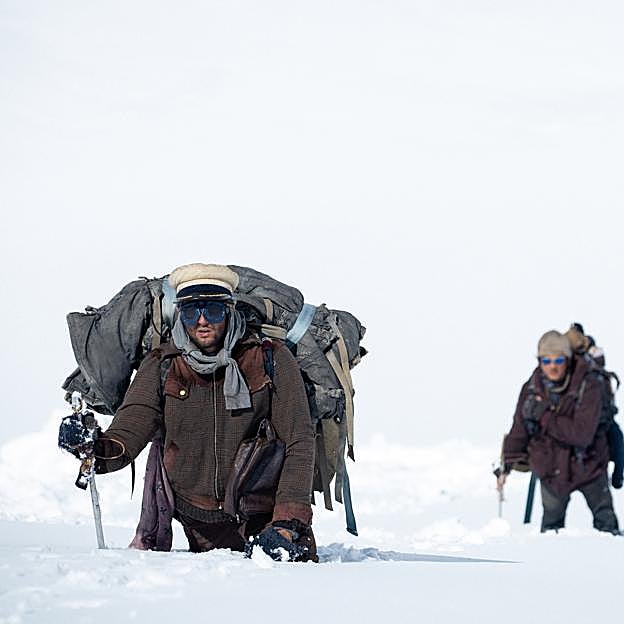 En primer plano, Agustín Della Corte como Tintín, en una imagen de La sociedad de la nieve.