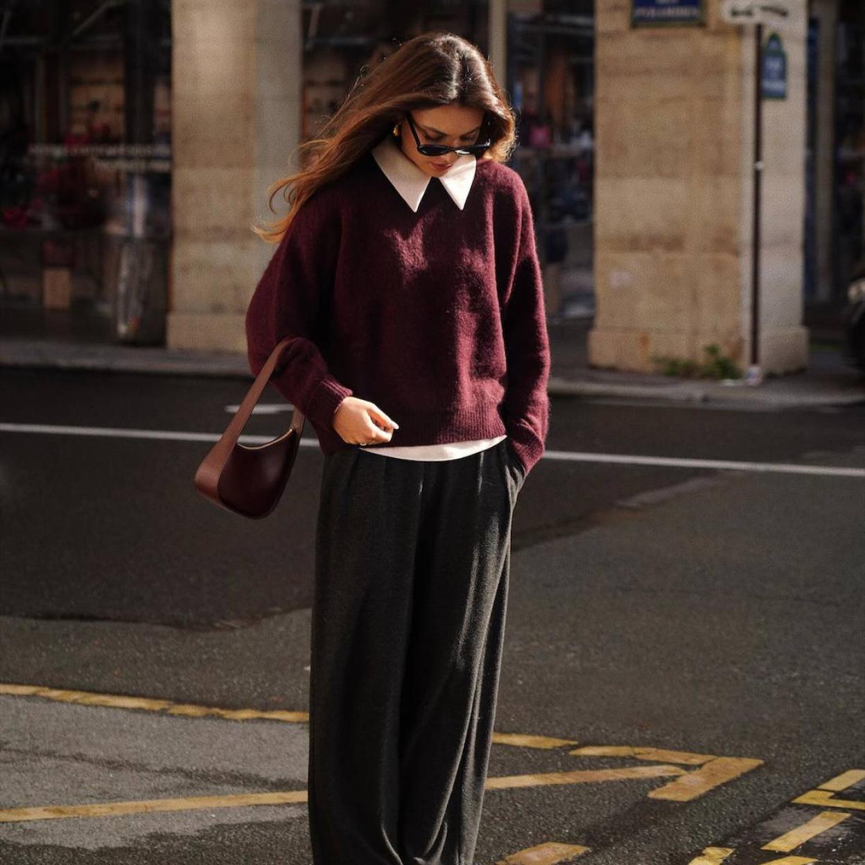 La influencer lleva un look con jersey básico