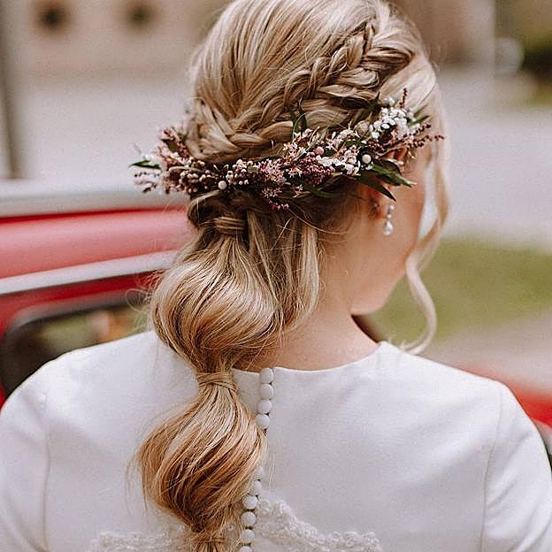 Peinado de novia para 2024 tendencia con corona