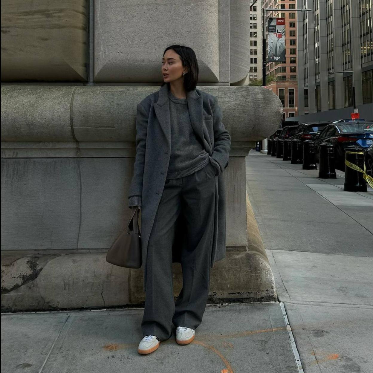 Influencer con abrigo clásico