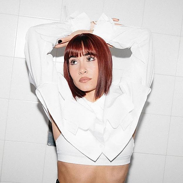 Aitana lleva la tendencia Cherry hair en su melena corta