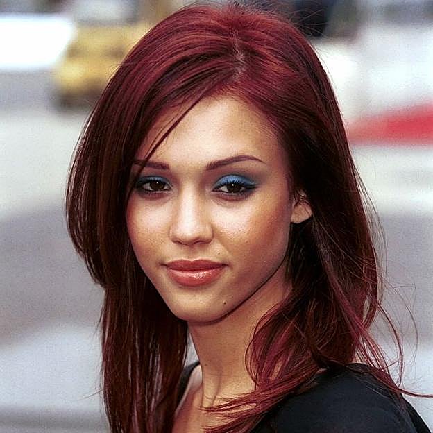 Jessica Alba en los años 2000 con el pelo color cereza