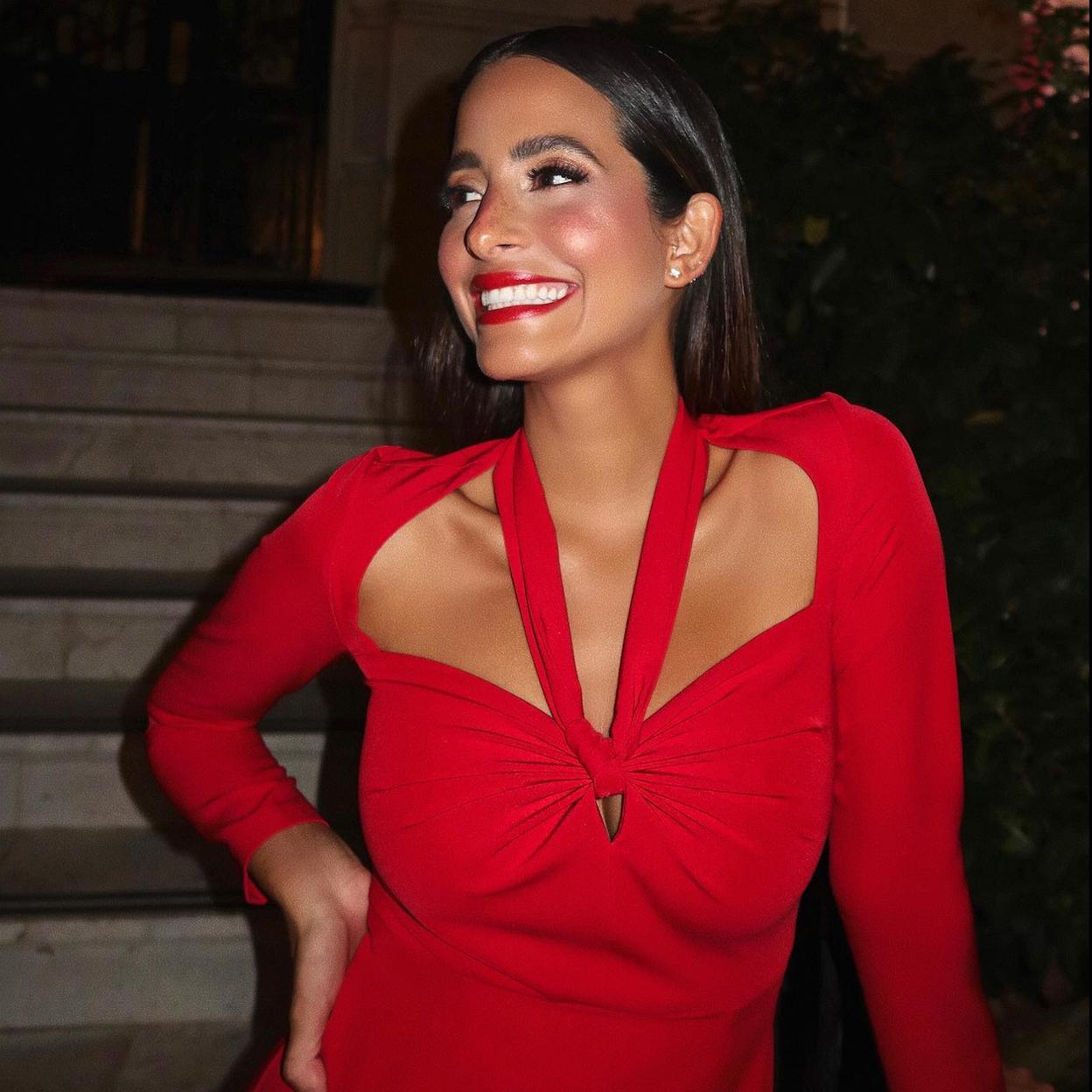Influencer María Fernández-Rubíes con look rojo navideño