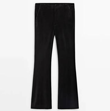 Imagen secundaria 1 - Camisa con mangas de plumas de Zara/ Pantalón de terciopelo de Massimo Dutti/ Abrigo batín negro de Massimo Dutti