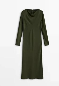 Imagen secundaria 2 - Abrigo blanco con cuello solapa y cinturón de Massimo Dutti/ Mocasines con tacón y punta cuadrada de Massimo Dutti/ Vestido satinado de manga larga de Massimo Dutti