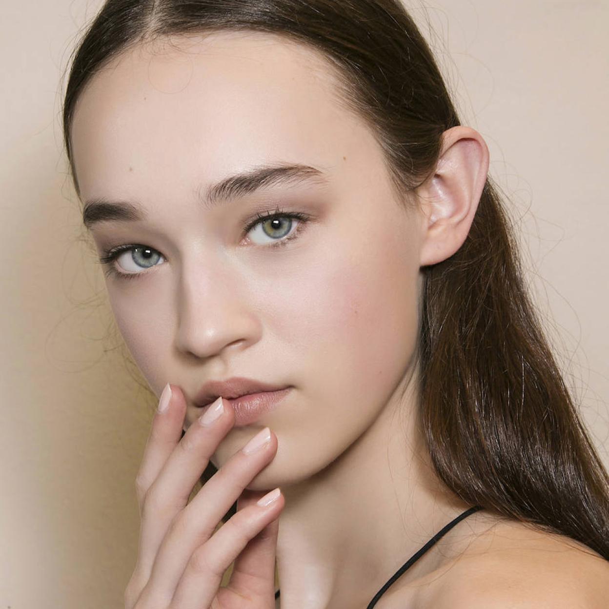 Modelo con forma de uñas cuadrada