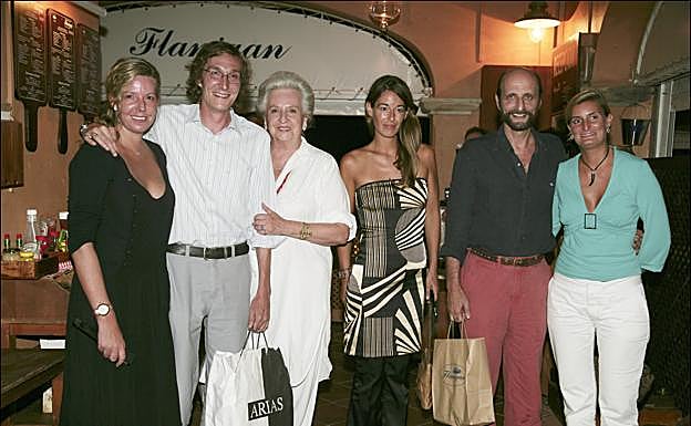 La infanta Pilar junto a sus hijos en su 70 cumpleaños en Mallorca. / 