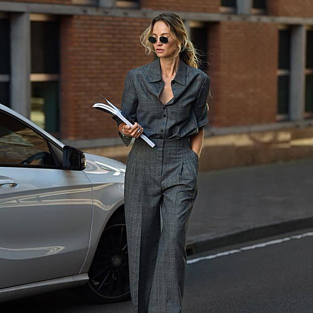 Looks minimalistas básicos que serán la solución para ir bien vestida a diario