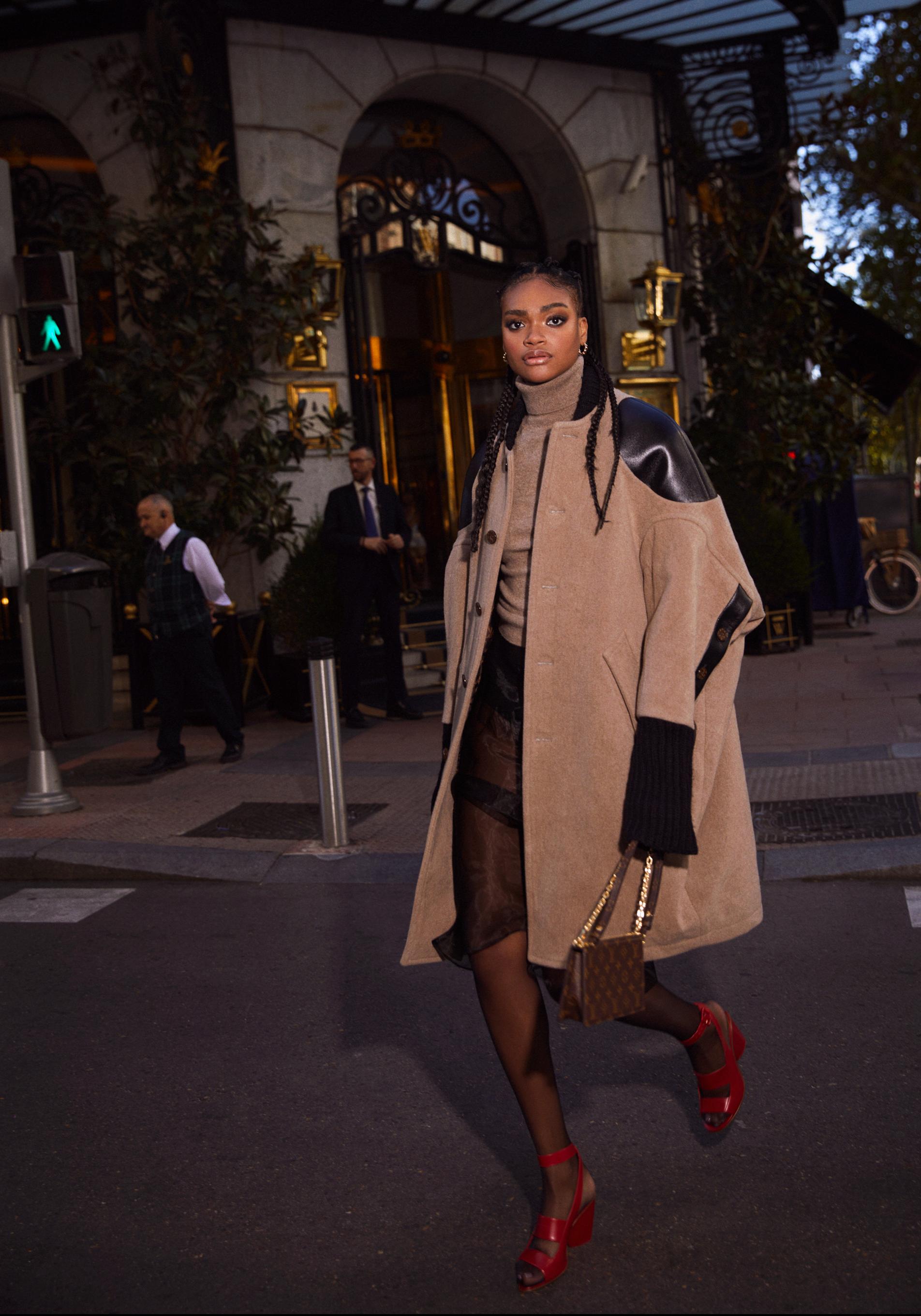 Estilismo de Ángela Kusen con abrigo camel como protagonista en un look sofisticado. Abrigo oversize de lana y piel, bolso y sandalias, todo de Louis Vuitton. El jersey de cachemira y la falda con short son de Mango y las medias, de Calzedonia. 