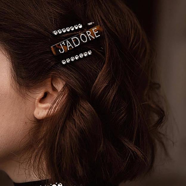 Peinado fácil con horquillas en un lado del cabello