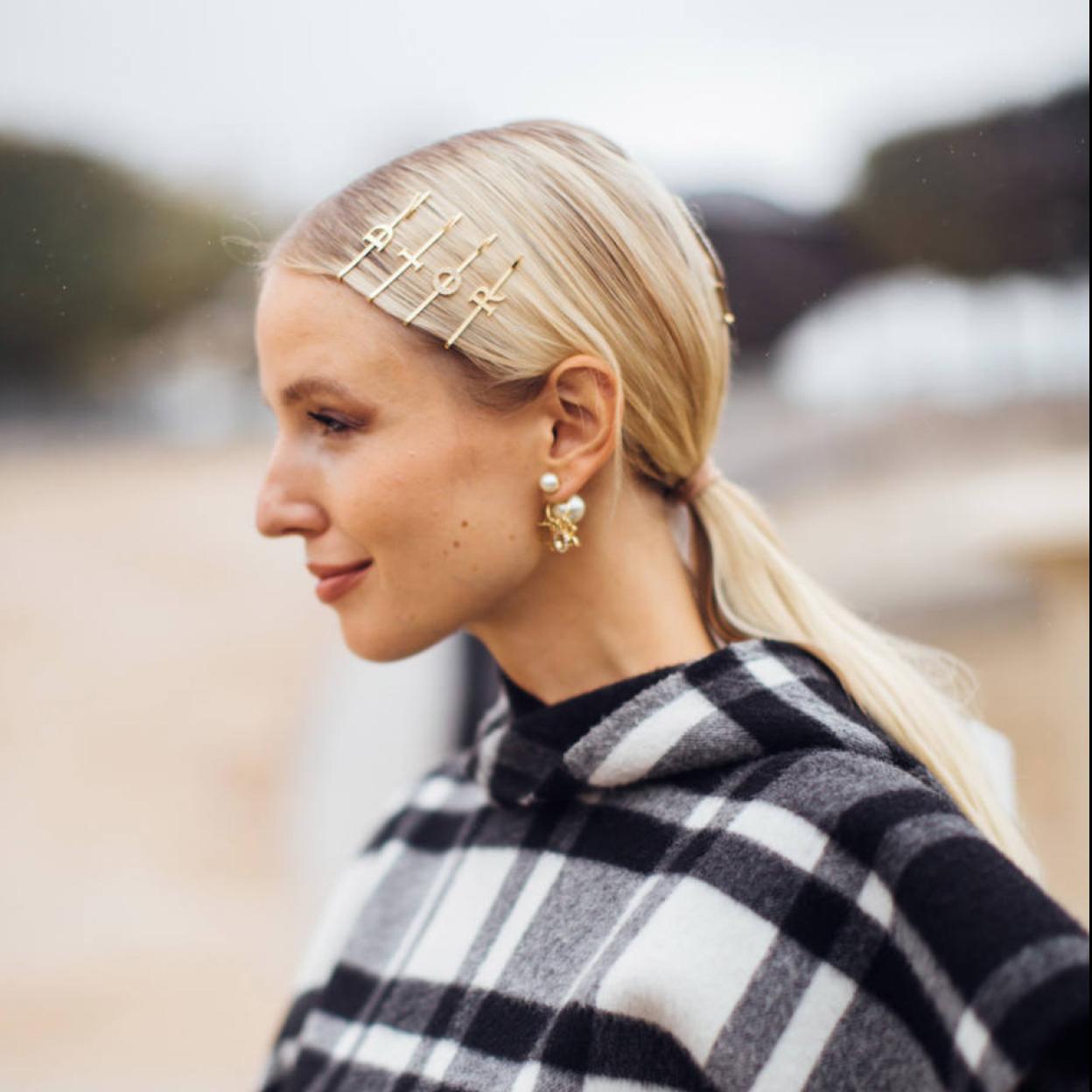 Influencer con peinado fácil con horquillas