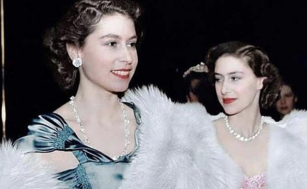 La reina Isabel II y su hermana, la princesa Margarita, cuando aún asistían a fiestas de la alta sociedad juntas. 
