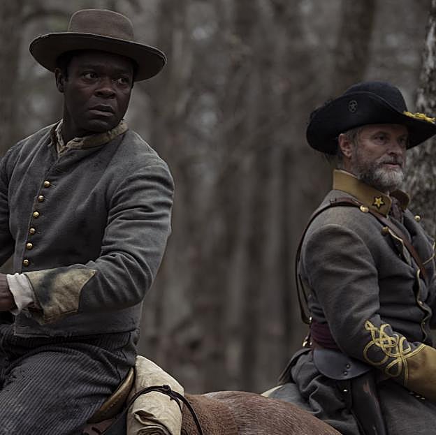 David Oyelowo y Shea Whigham en una imagen del primer episodios de Lawmen: Bass Reeves.