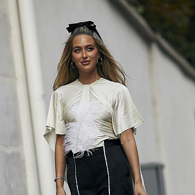 Cómo llevar de forma fácil los lazos en el pelo largo, el complemento estrella de la Navidad y la Nochevieja