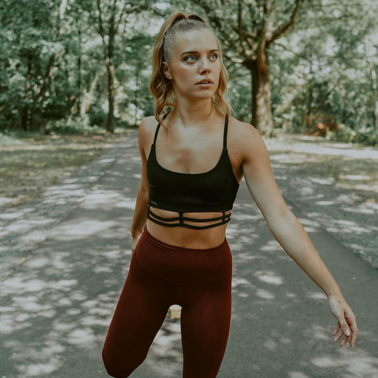 Mujer realizando ejercicio al aire libre.