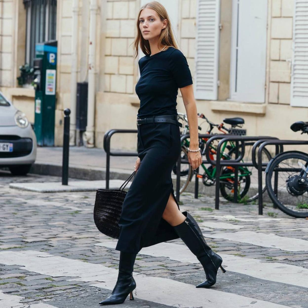 La influencer lleva un look con falda midi