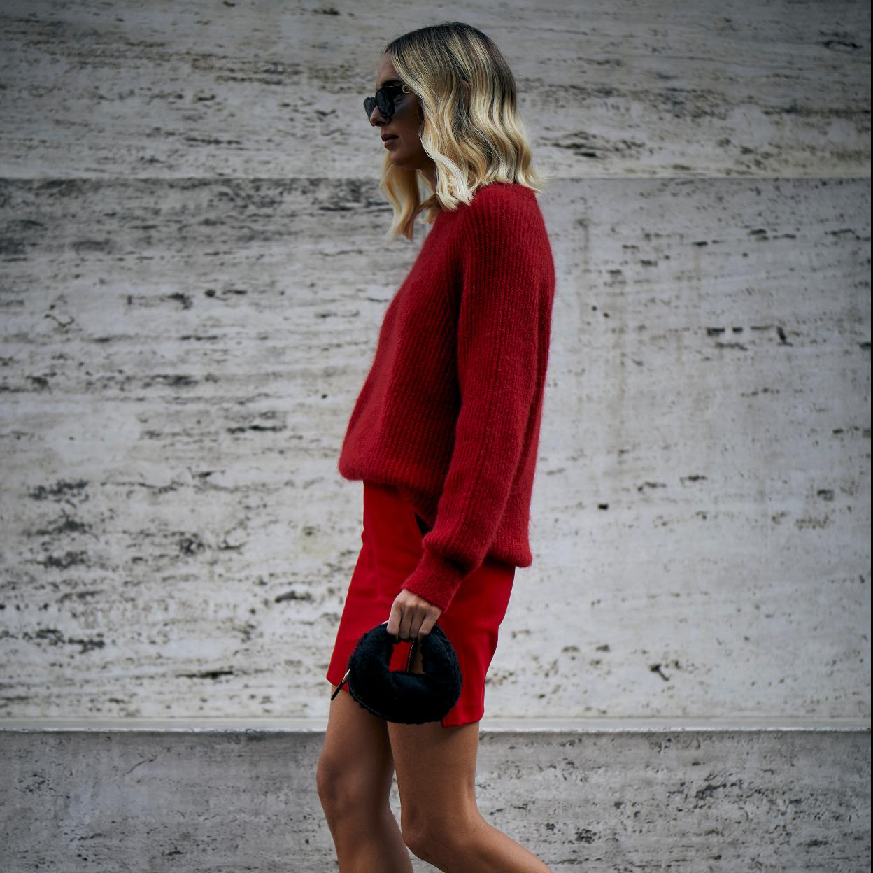 Un look de street style con un jersey rojo.