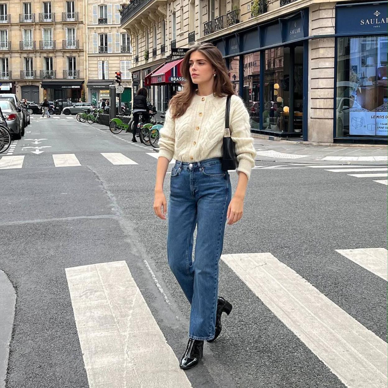 Influencer con vaqueros elásticos