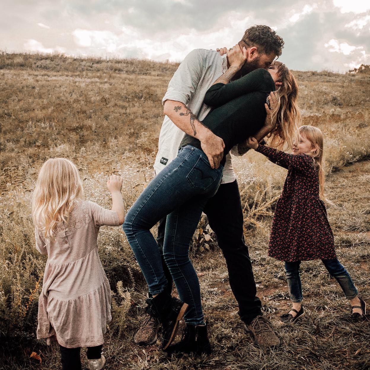 Mujer con una tabla de surf. 