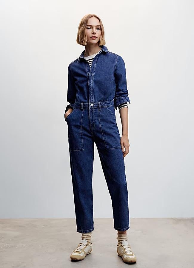 Imagen - Mono vaquero en azul oscuro de Mango Outlet. Foto: Mango Outlet.