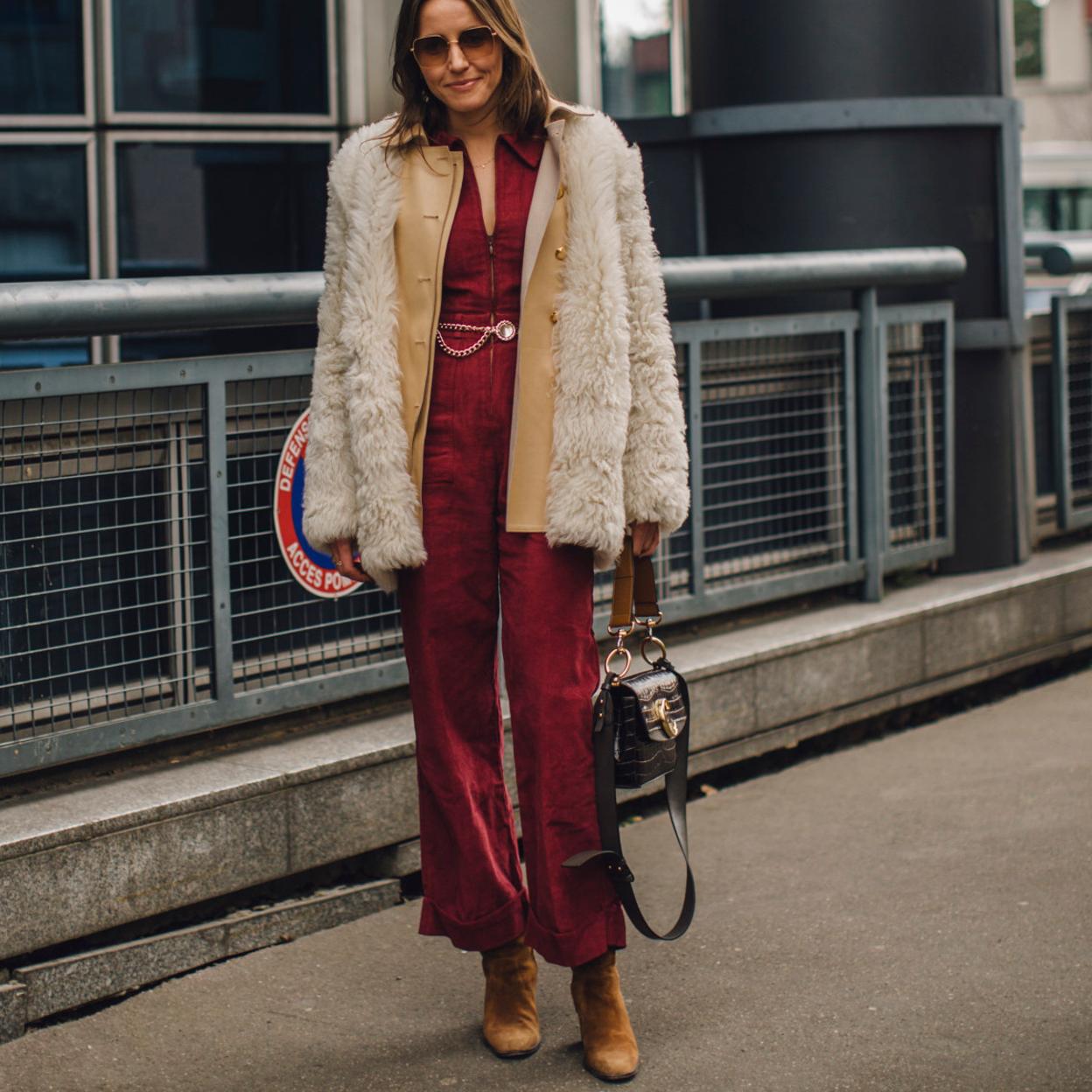 Una mujer con mono vaquero.