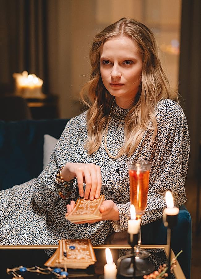 Imagen - Mujer con cartas del Tarot/PEXELS