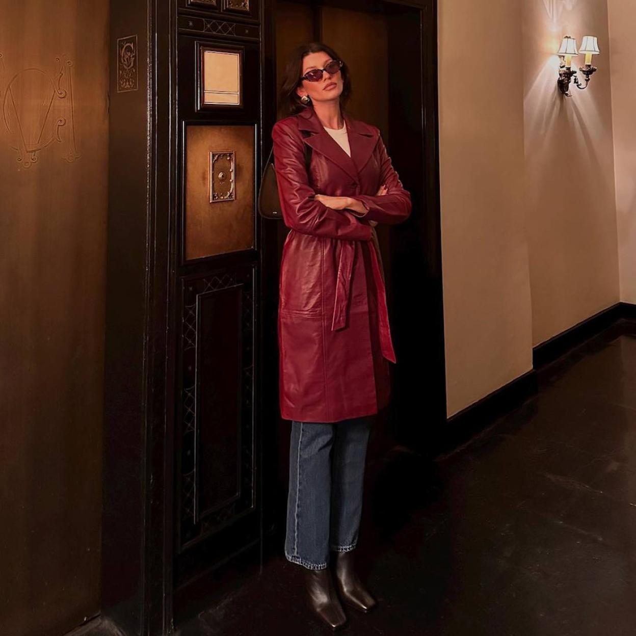 Influencer con trench rojo