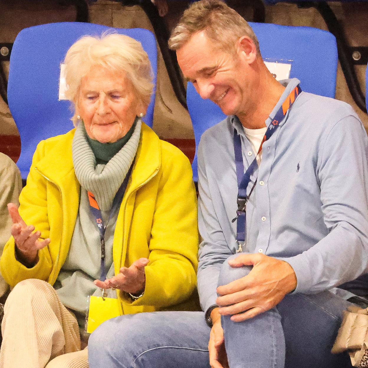 Iñaki Urdangarin, con su madre, Claire, en un partido de balonmano. i